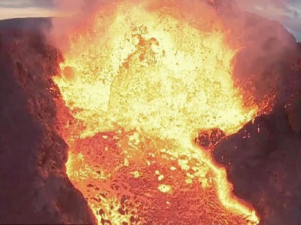 Drone nella bocca del vulcano Fagradalsfjall: il video mozzafiato