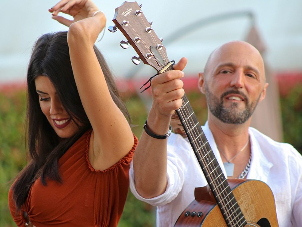 “Esotico” è il singolo d’esordio dei Free Drink: il brano promette voglia di vivere, ballare e divertirsi tra le atmosfere solari e suadenti