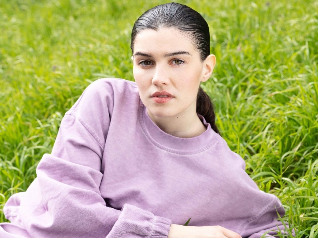 La nuova collezione di haimēwy Project: sartoriale, Made in Italy e a Km0. Felpe, pantaloni e shorts dalle linee morbide, design minimal e una pallette ispirata alla natura