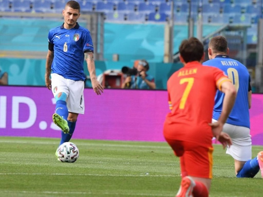 giocatori nazionale italiana inginocchiati