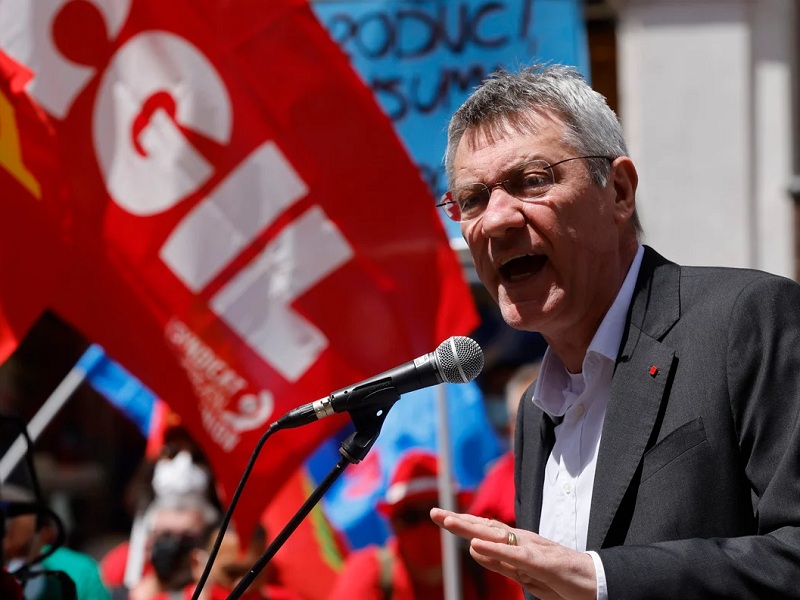 Il segretario della Cgil, Maurizio Landini, al Governo Draghi: "O vaccino obbligatorio o tamponi gratis per i lavoratori"