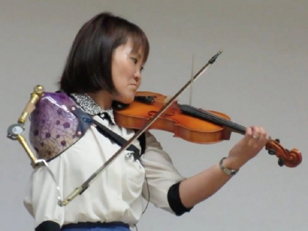 Manami Ito, la violinista giapponese che suona con una speciale protesi dopo aver perso un braccio in seguito a un incidente, commuove il web 