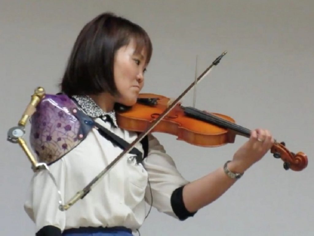 Manami Ito, la violinista giapponese che suona con una speciale protesi dopo aver perso un braccio in seguito a un incidente, commuove il web