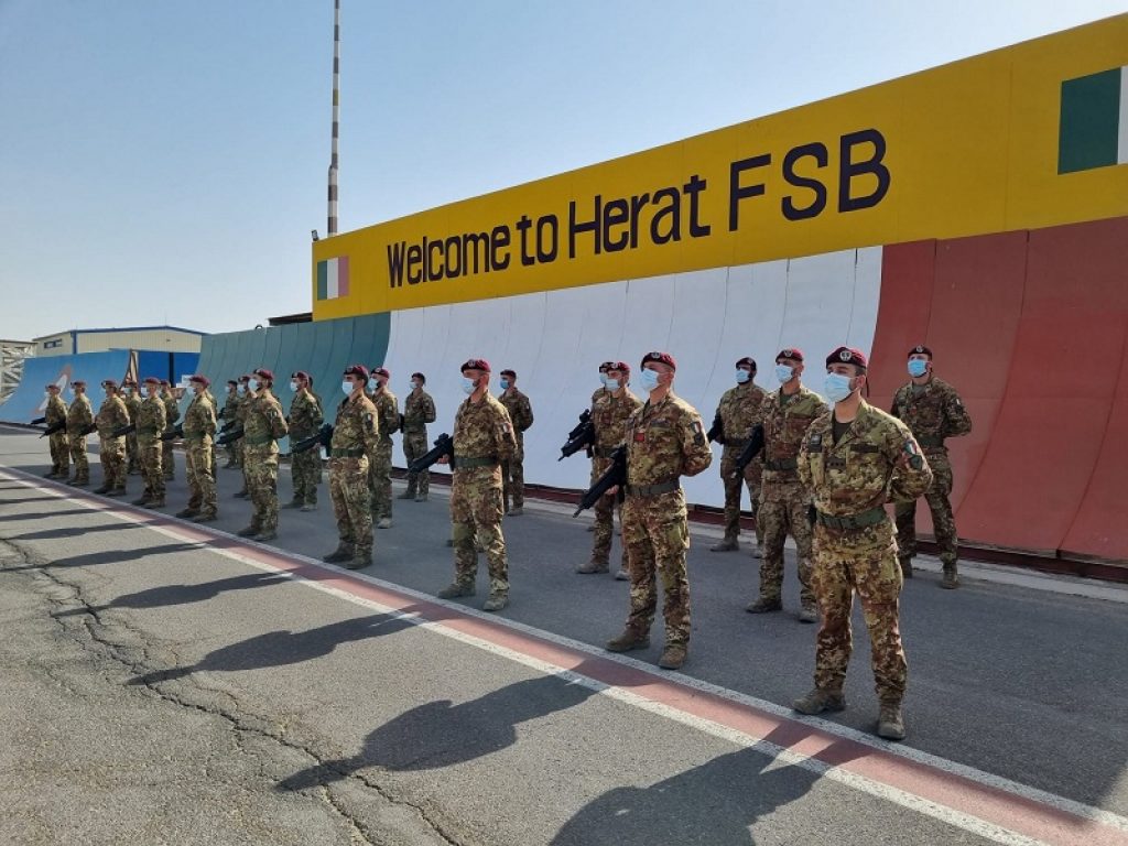 Le forze militari italiane lasciano oggi l'Afghanistan: si conclude con l'ultimo ammaina bandiera una delle missioni più lunghe e delicate affrontate