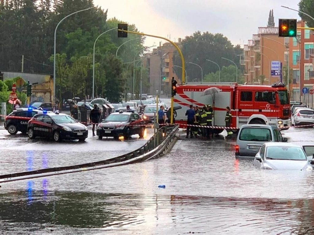 Traffico in tilt e allagamenti a Roma per forti piogge che si sono concentrate principalmente nella zona nord. L'assessore Meleo: "Caduti 70 centimetri di acqua, non era previsto"