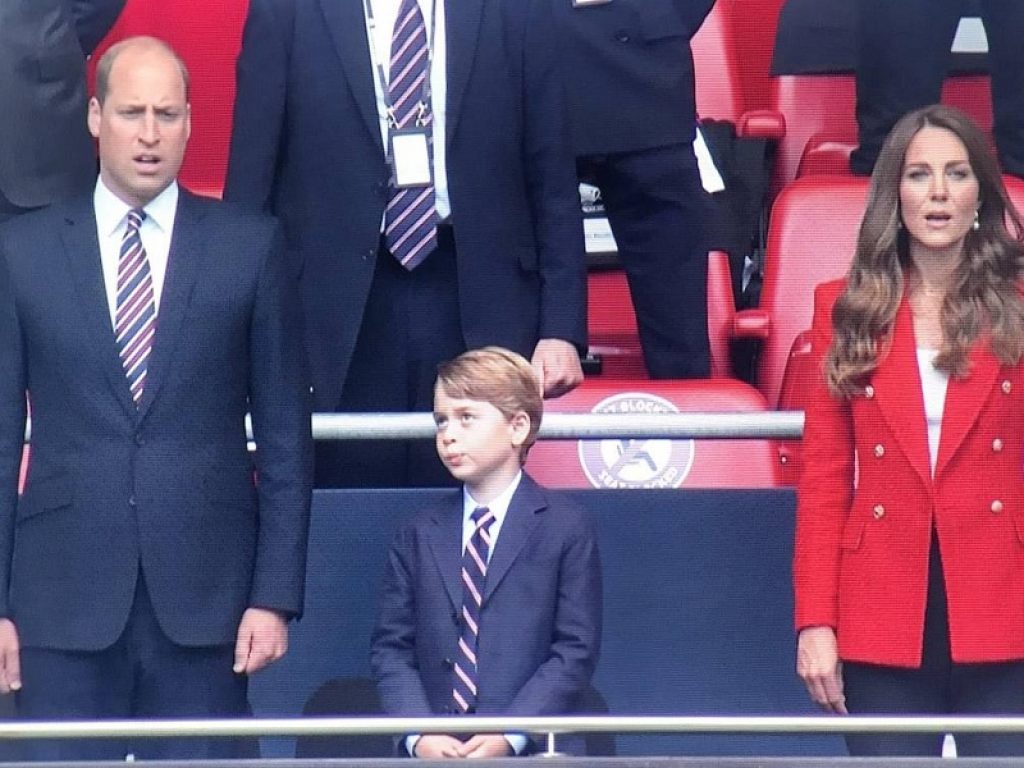 Il principino George a Wembley con William e Kate per Inghilterra-Germania è il vero protagonista: social scatenati con meme e battute