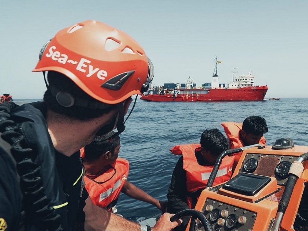 La Guardia Costiera ha disposto il fermo amministrativo per la nave tedesca Sea Eye 4 che nei giorni scorsi ha sbarcato 415 migranti nel porto di Pozzallo