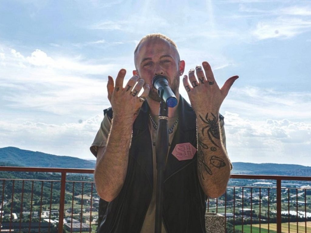 Sheddy torna con "Due sconosciuti in un bar"