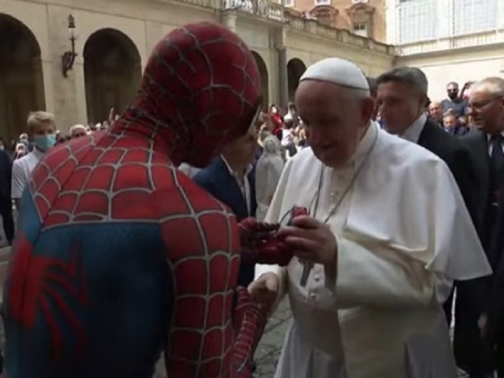 Papa Francesco incontra Spider-Man: il video