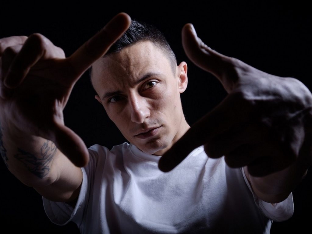 Zin Ak Bes online su YouTube con il videoclip di "Fai Una Foto": il brano che racconta la società contemporanea è sulle piattaforme streaming