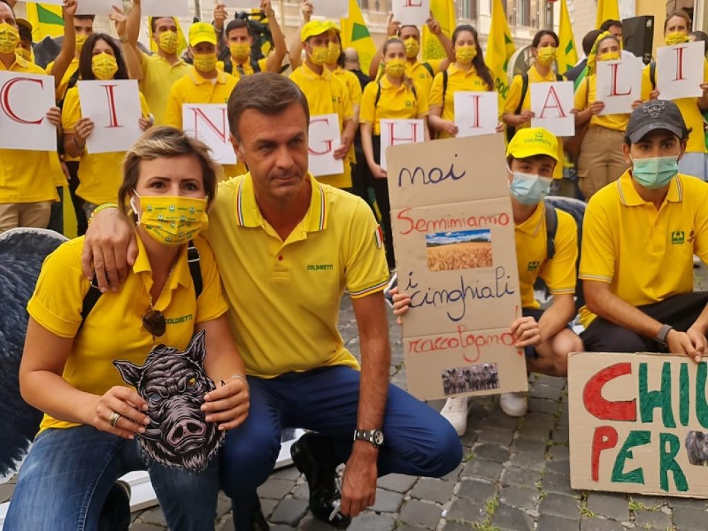 Agricoltori in piazza Montecitorio per manifestare contro l’invasione dei cinghiali nelle campagne e nelle città italiane: alto anche il rischio incidenti
