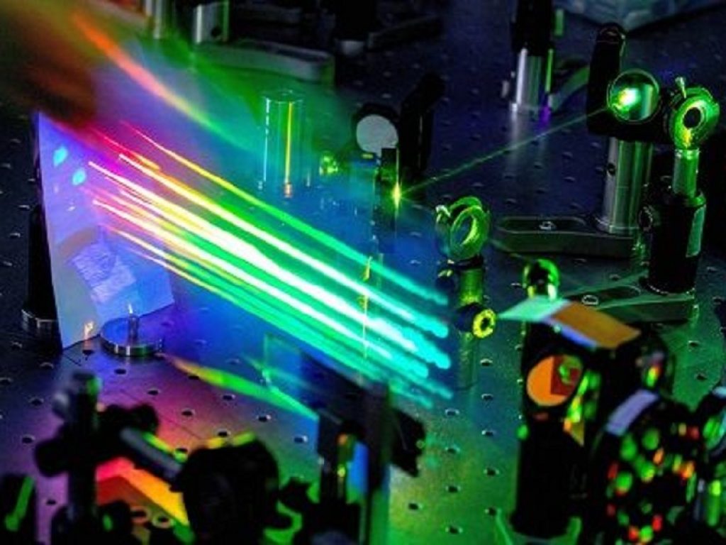 Progettata e realizzata una nanoantenna di dimensioni inferiori al millesimo di millimetro in grado di trasformare il colore della luce