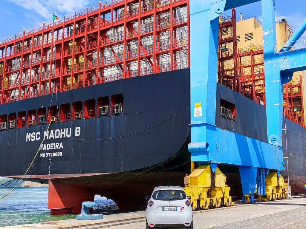 Giganti del mare: la MSC MADHU B è a Civitavecchia