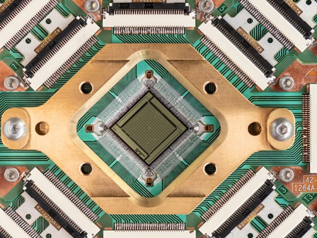 Pubblicata su Nature una ricerca che studia l’impatto della radioattività naturale sul funzionamento dei computer quantistici
