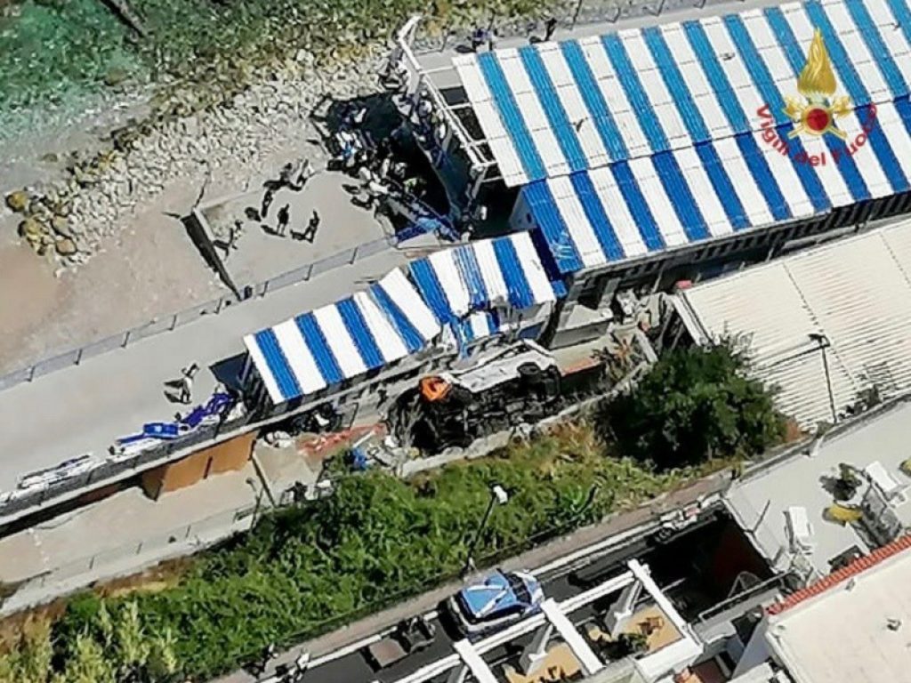 Tragedia a Capri: minibus di linea precipita in zona Marina Grande: Almeno una vittima accertata, i soccorritori hanno estratto dalle lamiere tutti i feriti