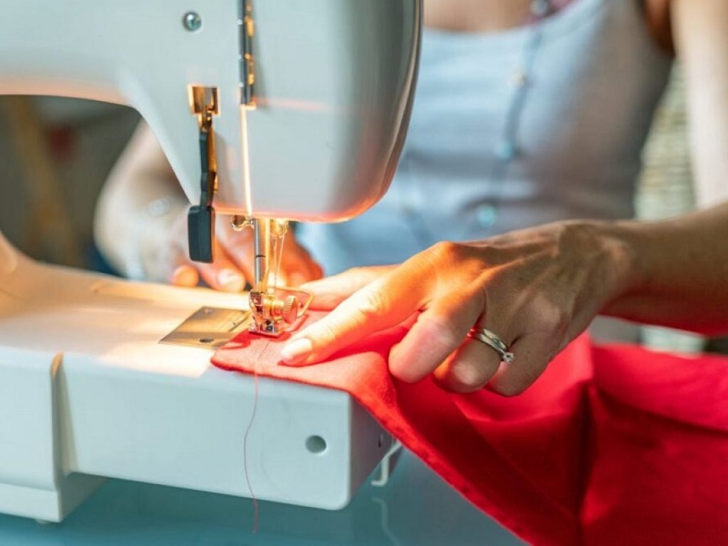 Cucire, lavorare il legno, suonare strumenti musicali: ecco 6 hobby che possono aiutare a rilassare corpo e mente senza fare fatica.