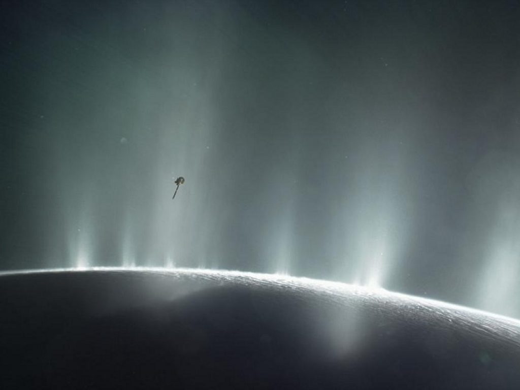 I processi geochimici che si verificano nel cuore della luna Encelado di Saturno non possono spiegare da soli i livelli di metano misurati dalla sonda Cassini 