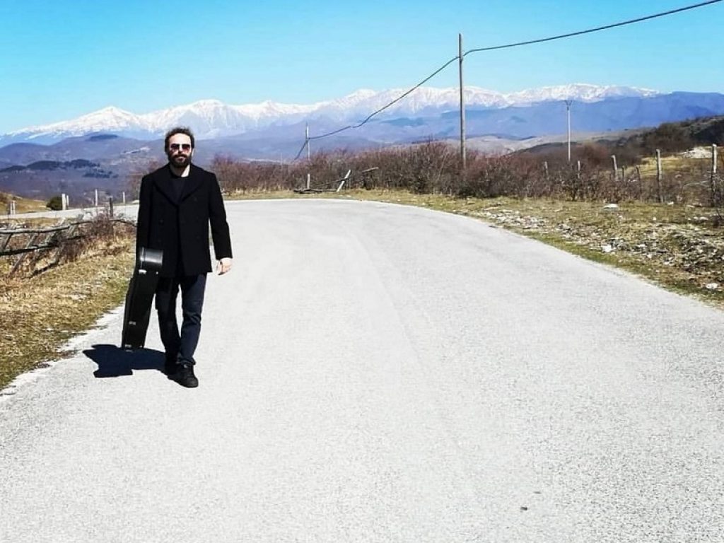 "Tra miliardi di stelle" è il nuovo videoclip del cantautore romano Giampietro Pica alias Gimbo pubblicato da Redgoldgreen