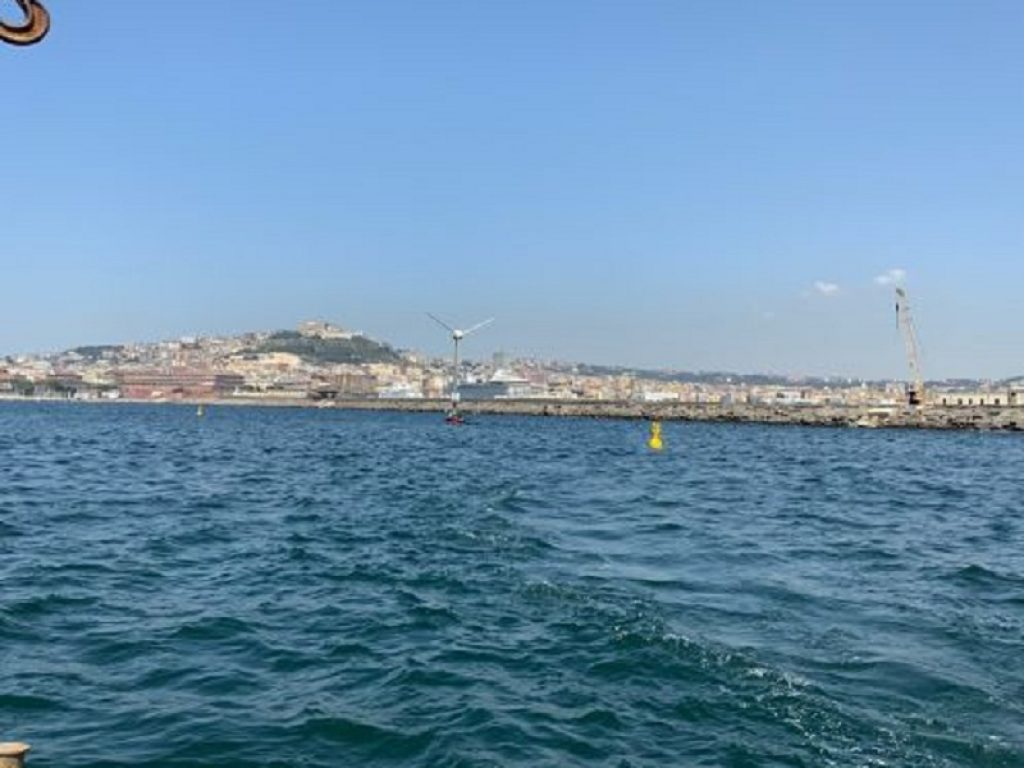 La prima turbina eolica galleggiante Hexafloat è in mare