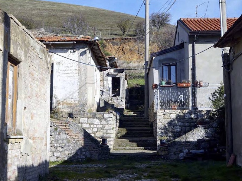 A 91 anni dal terremoto in Irpinia un libro ricorda le casette asismiche: a pubblicarlo i ricercatori Efisio Spiga e Sabina Porfido (Cnr-Isa)