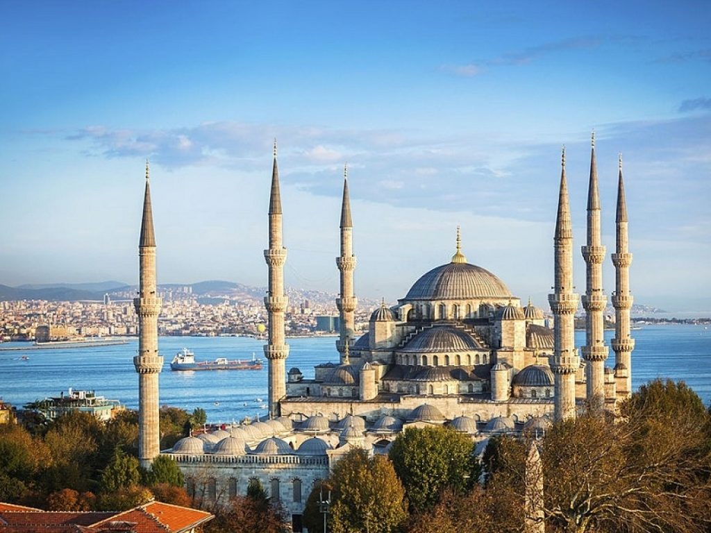 Cosa vedere a Istanbul, citta ricca di fascino, con una storia millenaria e dalla bellezza intramontabile: dalla Basilica di Santa Sofia alla Moschea Blu.