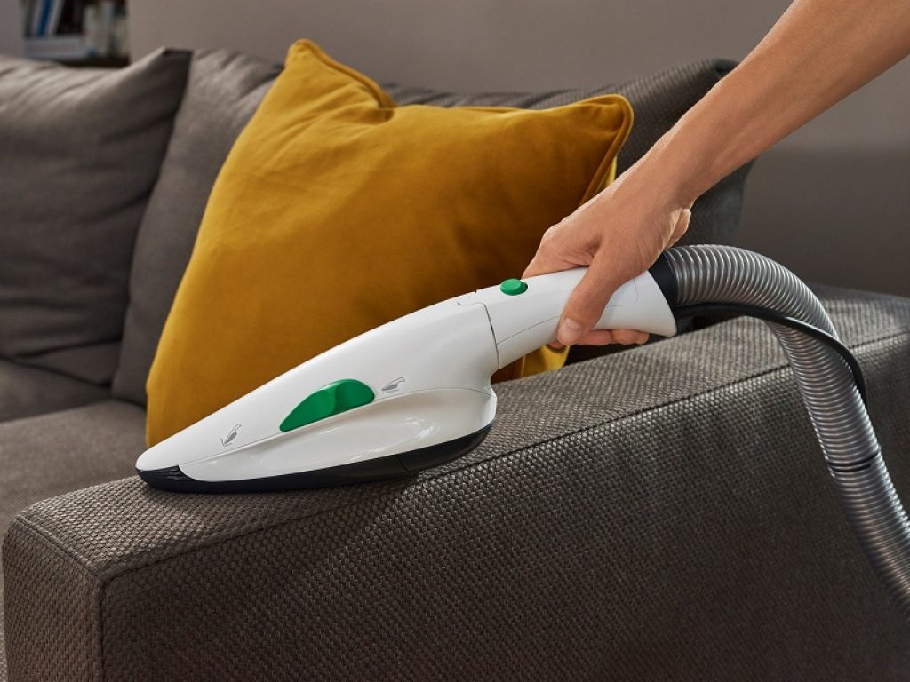 Folletto lancia la promozione dell'estate sul set di pulizia per divani e materassi: addio ad acari, allergeni e peli di animali dalle superfici imbottite