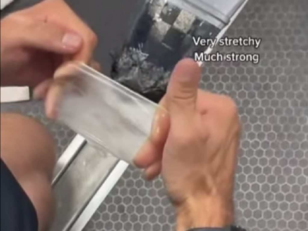 Jessica Fox ripara la canoa con un preservativo