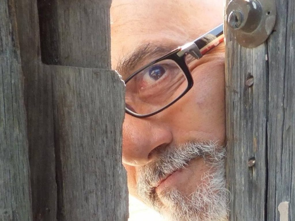 "Ai tristi tempi del Coronavirus" è il nuovo romanzo di Maurizio Crispi: un diario quotidiano scritto con competenze mediche e fine ironia