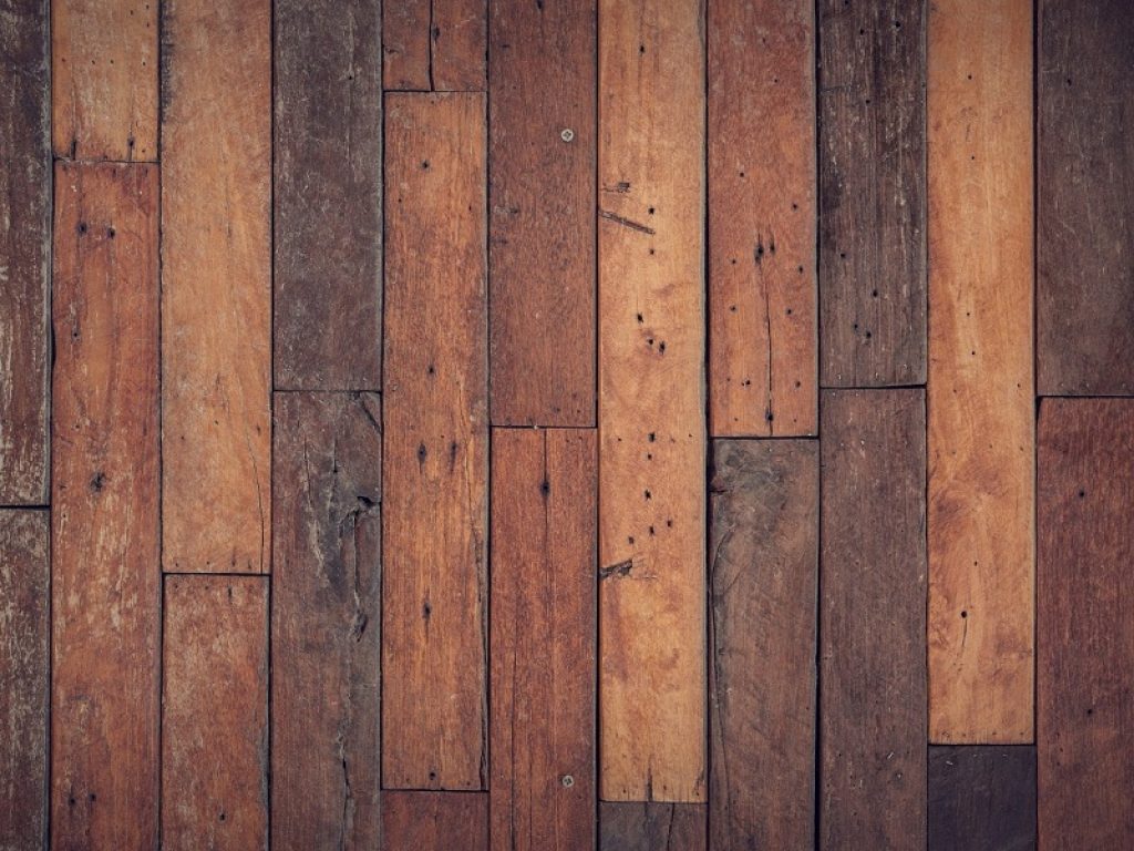 I tuoi mobili in legno potrebbero avere un notevole valore monetario: ecco i consigli degli esperti per rifinirli senza danneggiarli