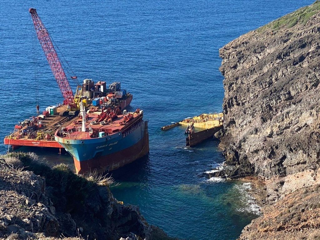 Il relitto della Dry Blue trasportato a Piombino