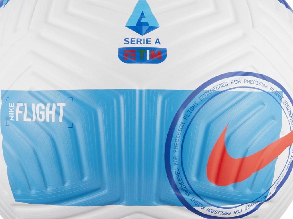 Serie A, solchi aerodinamici con tecnologia AerowSculpt: il nuovo pallone ufficiale targato Nike
