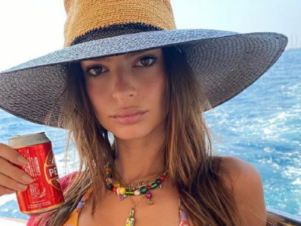 Emily Ratajkowski su Instagram pubblica le foto a Positano tra Peroni, fichi e pesce crudo: la trentenne in barca con il marito e il primogenito Sylvester Apollo Bear