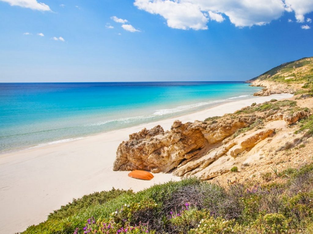 Sono a Pula, in Sardegna, le spiagge che spopolano su Instagram in questi giorni anche grazie ai surfisti e a Temptation Island