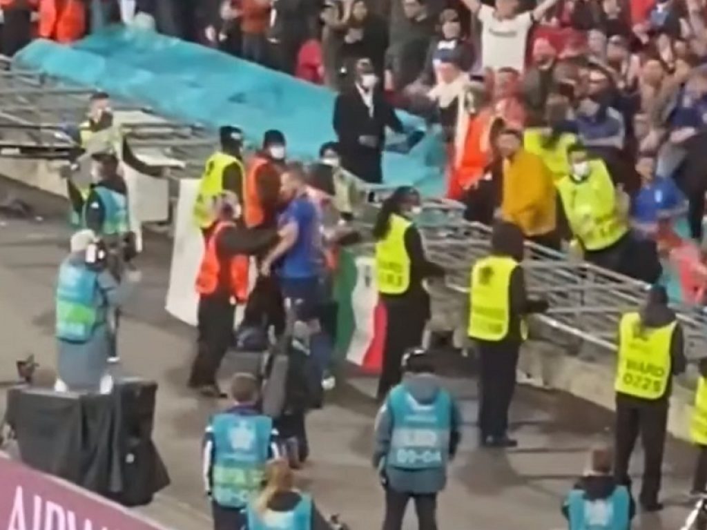 Europei: al termine di Italia-Spagna Bonucci va a festeggiare sotto la curva dei tifosi italiani e viene scambiato per un invasore da una steward