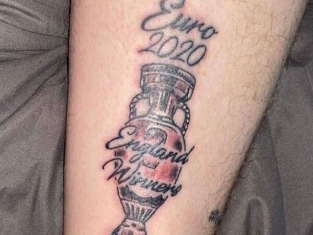 Lewis Holden, il tifoso inglese che si è tatuato la vittoria dell'Inghilterra agli Europei, ha deciso di non cancellare il tatuaggio