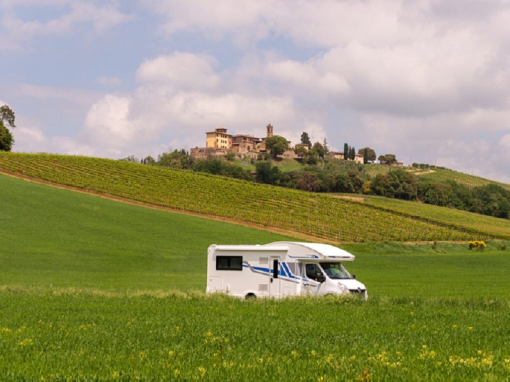 Ricerca dell'Università di Pisa: la vacanza in camper è più green, perché ha il 32% emissioni CO2 in meno rispetto a quella in auto più albergo