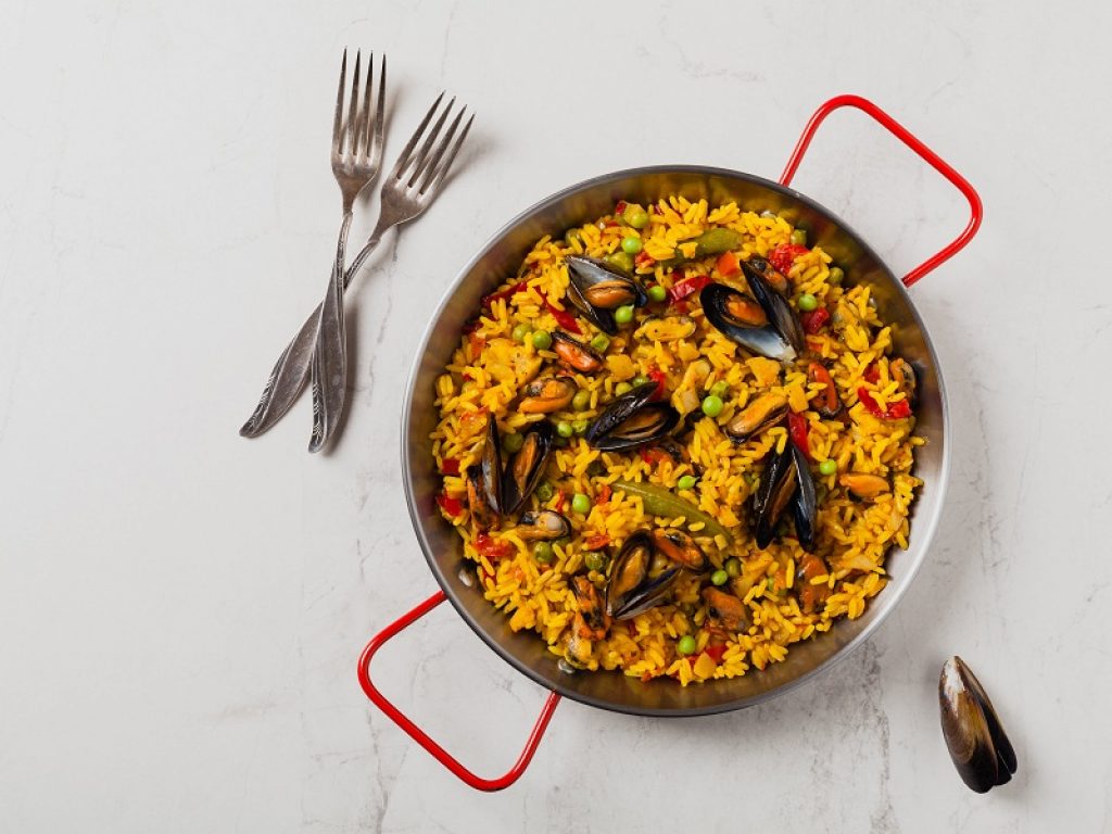 I Millennials scoprono gli anni 90 in streaming, con le serie Netflix, ma anche a tavola: dalla bresaola con rucola e grana fino alla paella