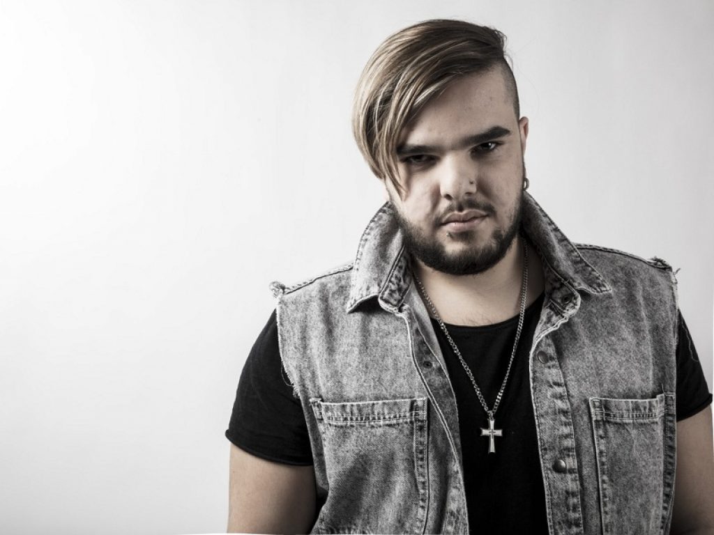 Alessio D canta "Un'estate con la maschera"