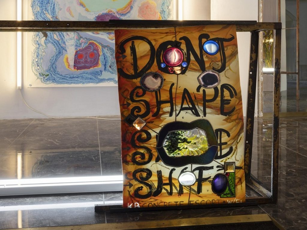 Installation view, Kerstin Brätsch per Unterwegs (In viaggio), Via della Spiga 48