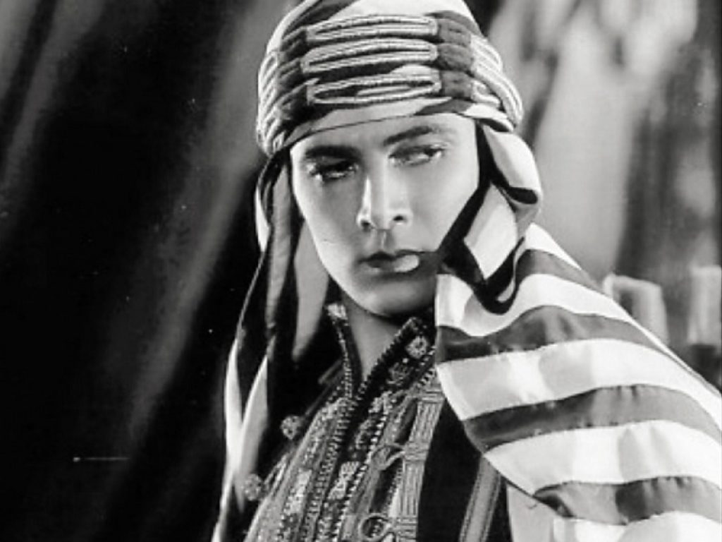 Lo spettacolo Rudy. L’ultimo Valentino diretto e interpretato da Gianpiero Cavalluzzi in scena a Roma, Castellaneta, Bari e Milano