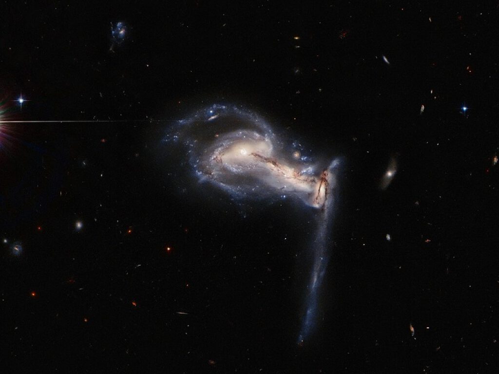 Il telescopio spaziale Hubble ha catturato Arp 195, una tripletta di galassie interagenti presente nell’Atlante delle galassie peculiari compilato da Halton Arp