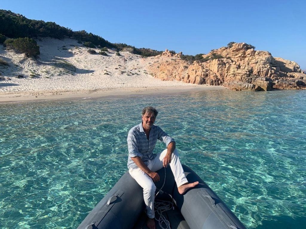 Rai1, il viaggio di “Azzurro. Storie di mare” con Beppe Convertini parte a Ferragosto dalla Sardegna: alle 9.30, quattro appuntamenti alla scoperta del mare
