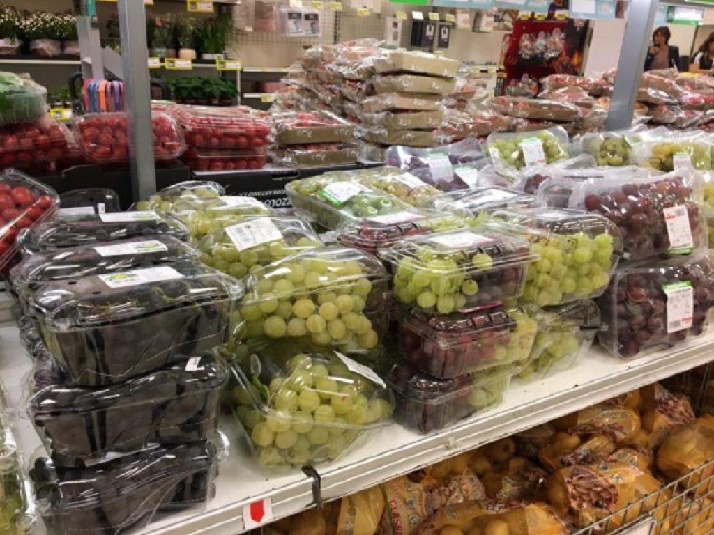In Francia una legge vieta dal primo gennaio 2022 l’apposizione su frutta e verdura di adesivi non compostabili in casa