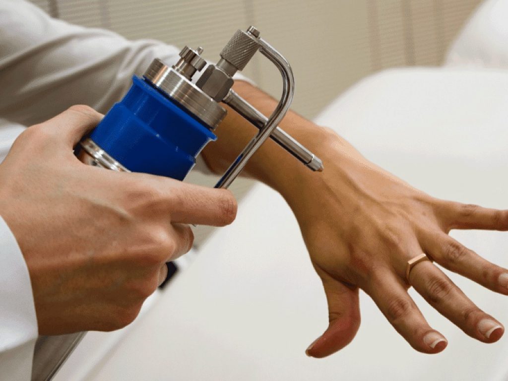 Crioterapia, la cura senza dolore: cos’è, come funziona e quali sono i vantaggi della terapia che affonda le radici nella storia