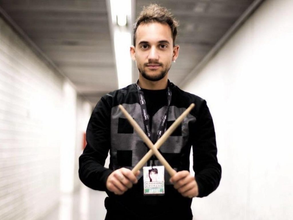 Proxima Music, in vista del nuovo anno di corsi, ospita a ottobre una masterclass di batteria con Davide Pecchioli, il batterista di Alessandra Amoroso