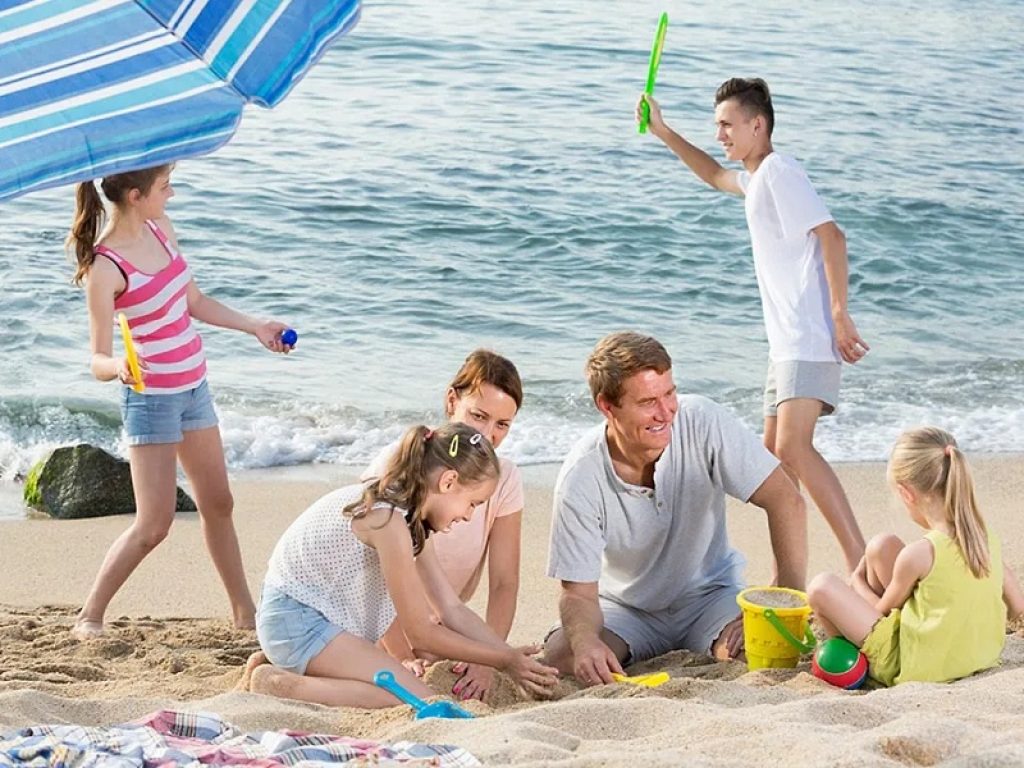 Dalla briscola al tressette: tutti i giochi di carte da giocare sotto l'ombrellone. C'è anche la scopa: si può giocare in 2 in 3, in 4.