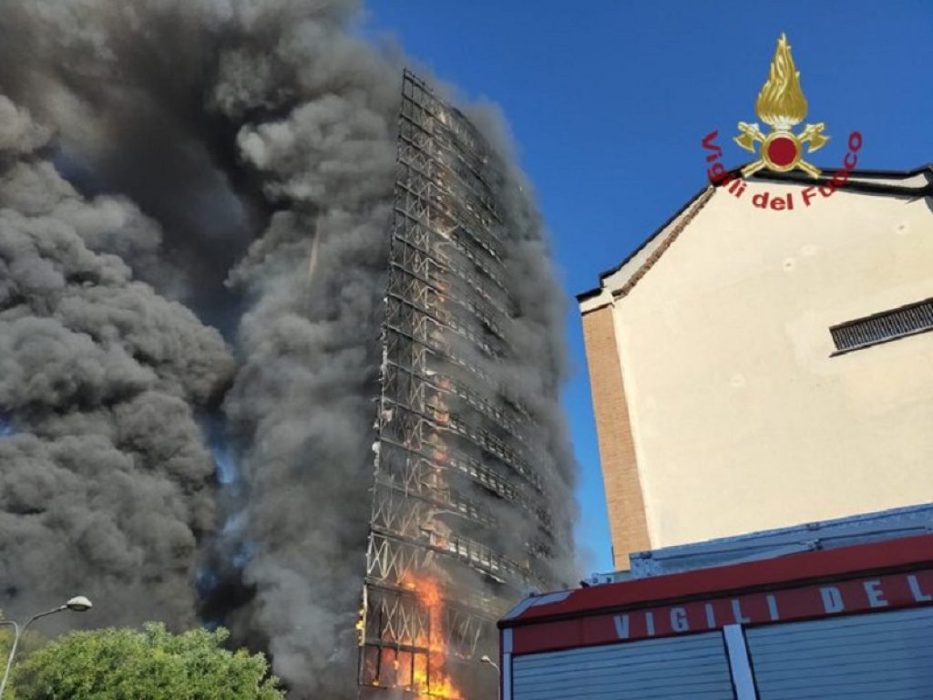 incendio grattacielo torre dei moro milano