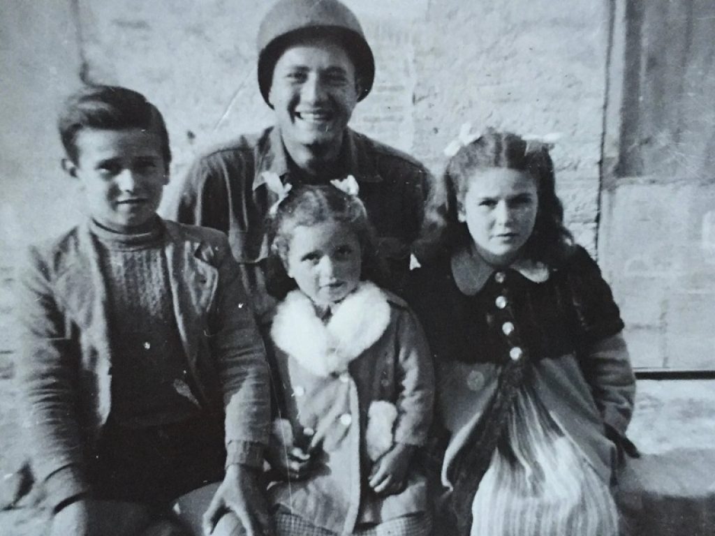 Il veterano Martin Adler torna in Italia dopo 77 anni: l'uomo, oggi 95enne, incontrerà a Bologna i tre bambini che salvò a Monterenzio nel '44