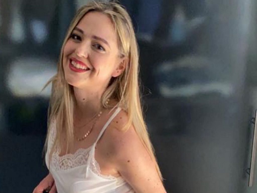 La cantautrice pugliese Monica De Serio torna con il nuovo singolo intitolato "Hula Hoop": il brano è disponibile sugli store digitali