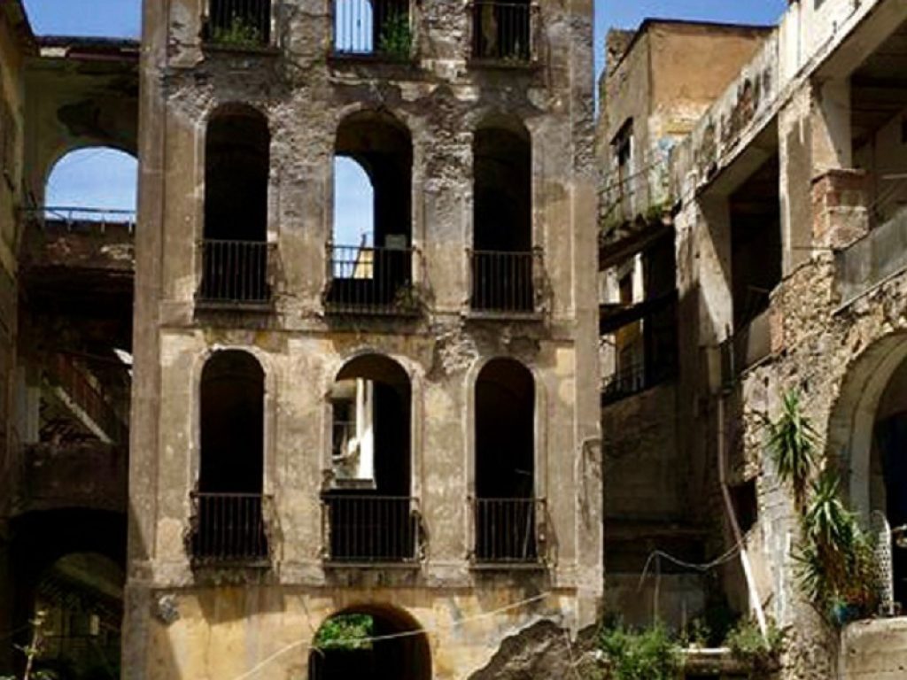 Da roccaforte criminale confiscata a centro polifunzionale per la sicurezza: Palazzo Fienga a Torre Annunziata diventerà un nuovo presidio di legalità